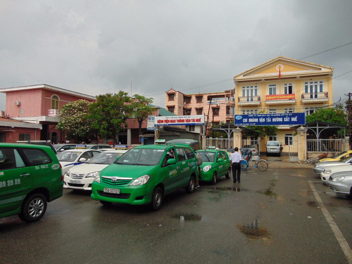 Fig. 2. Vietnam, Hue, (Việt Nam, Hué), Ga Hue – Hue railway station, station square & green taxi.