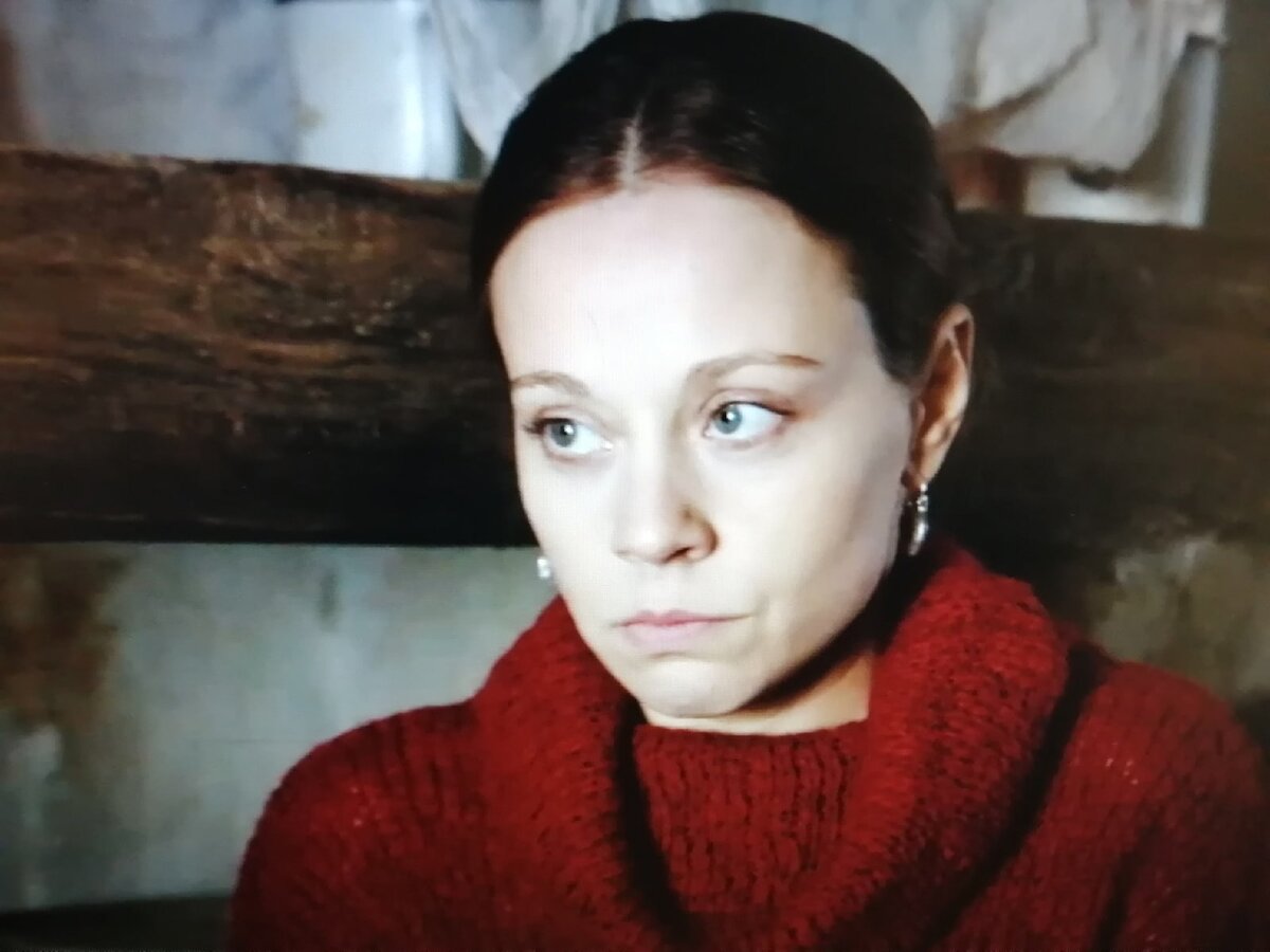 Кадр из фильма "Залиния" (2019) Ирма (актриса Анна Дубровская)