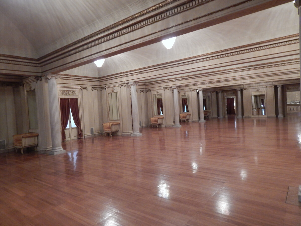 Ещё одно фото фойе.  Места много, только потолки низковаты...