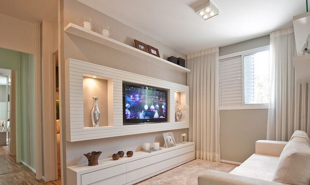 Установите одноуровневые натяжные полотна – в маленьком помещении крайне важно, чтобы поверхность потолка была идеально гладкой, не давящей.