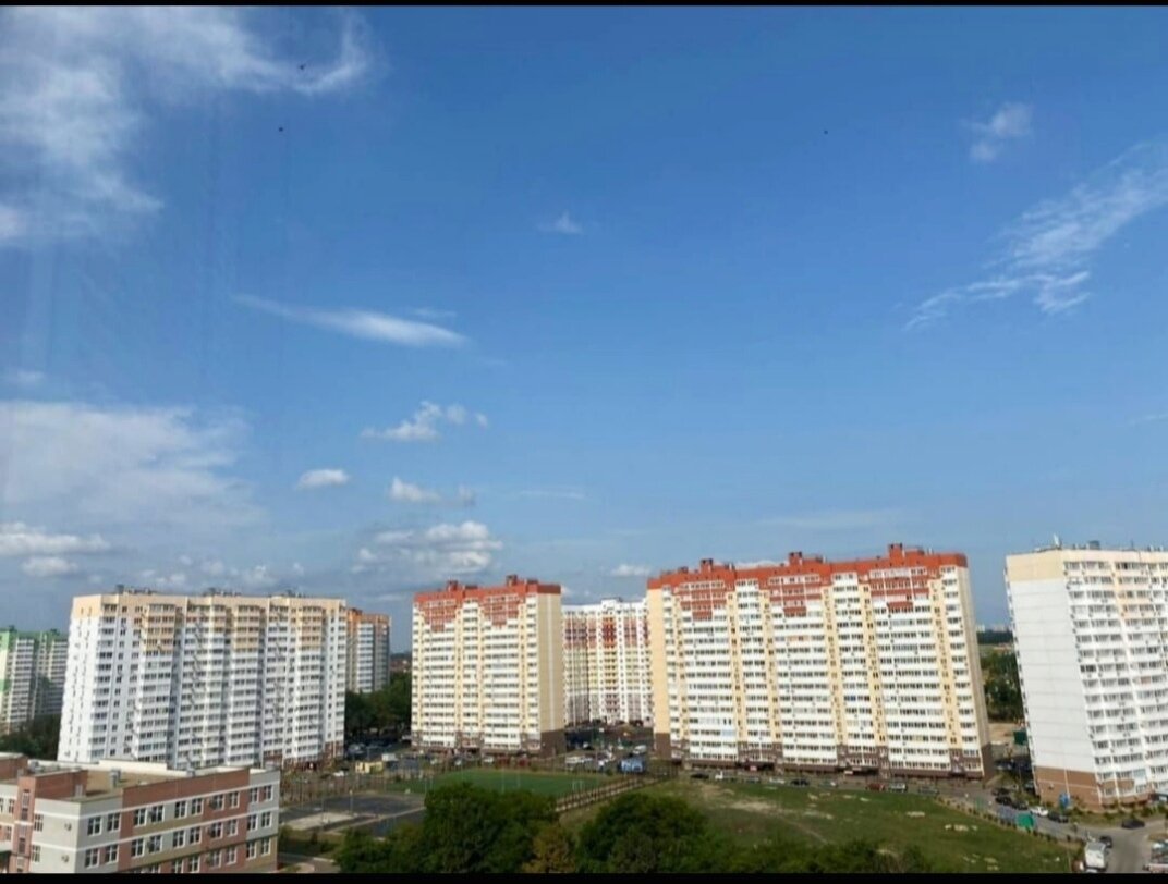 Фото сделано с балкона того объекта, который я показываю ниже. Листайте до конца.