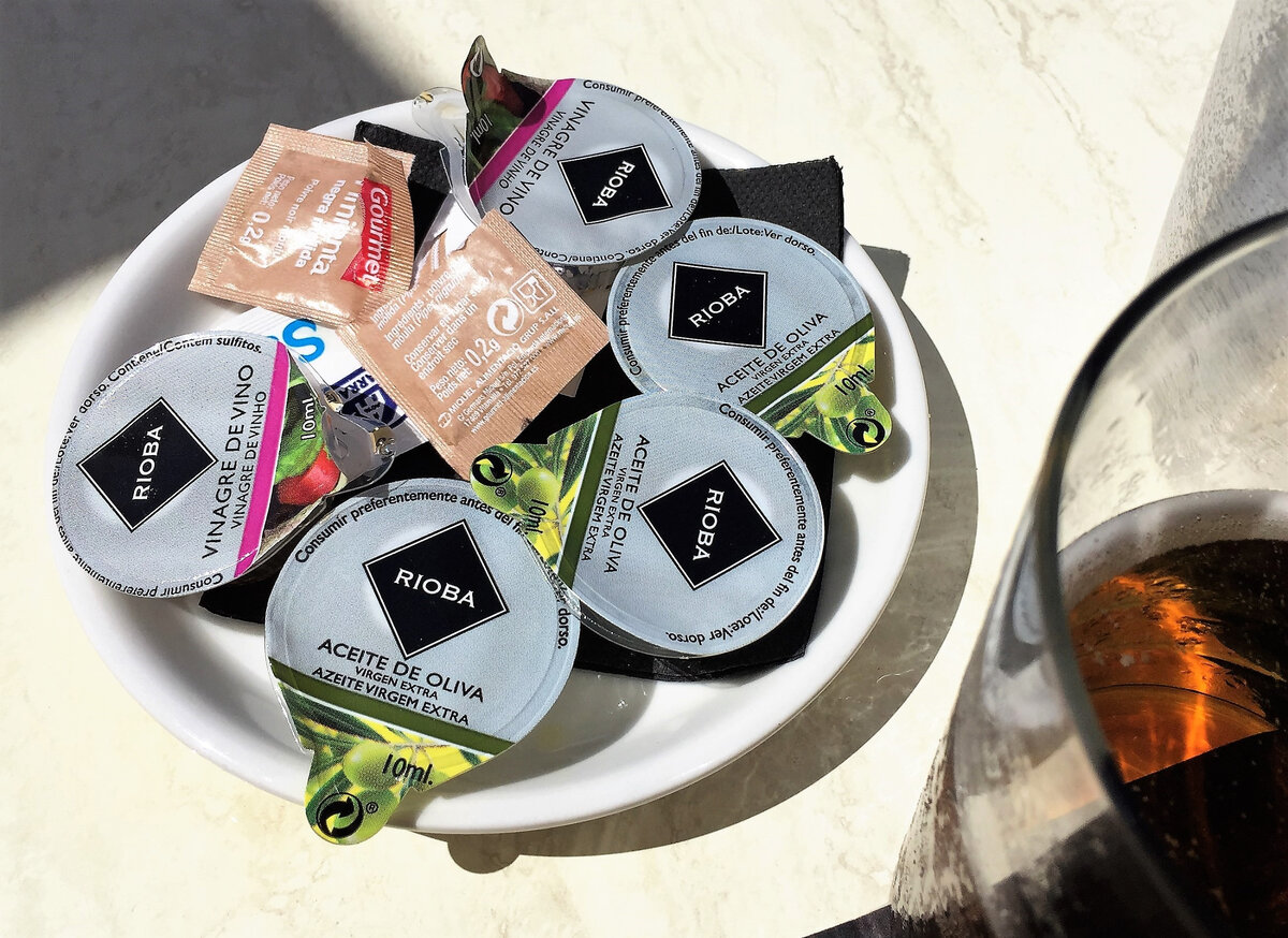 оливковое масло, виноградный уксус и специи для салата с тунцом