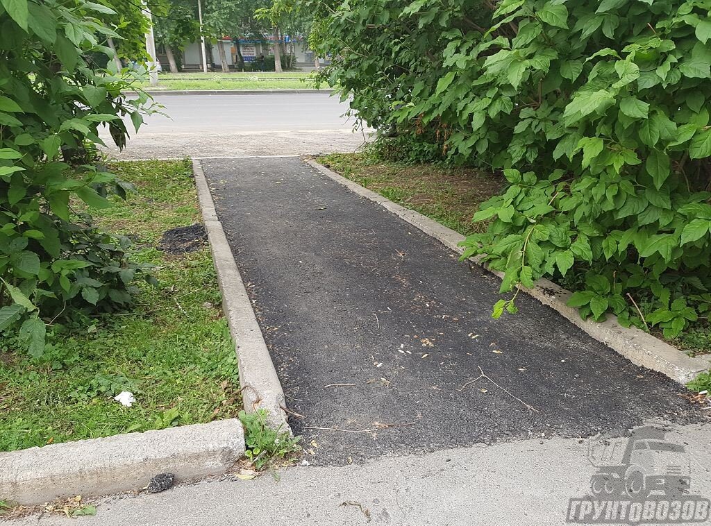 Все городские тротуары обычно имеют асфальтовое покрытие