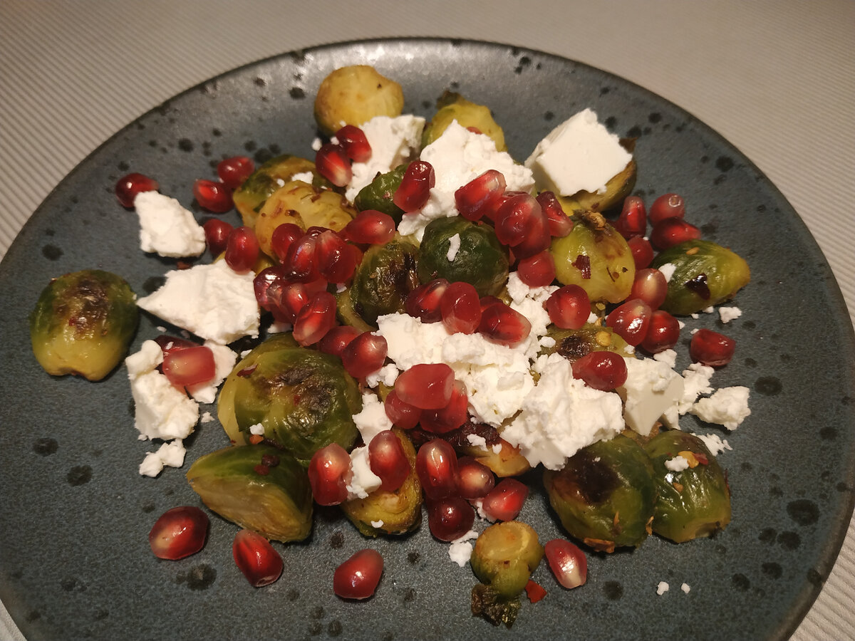 Салат из запеченной брюссельской капусты с фетой и гранатом