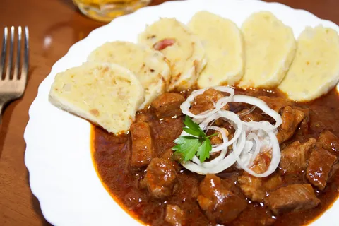 Кнедлики с гуляшем.