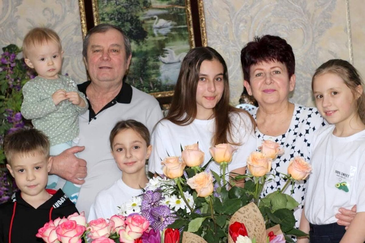 В дружной семье Любови и Валерия Абаевых любят детей, внуков. С ними бабушка и дедушка проводят много времени. 