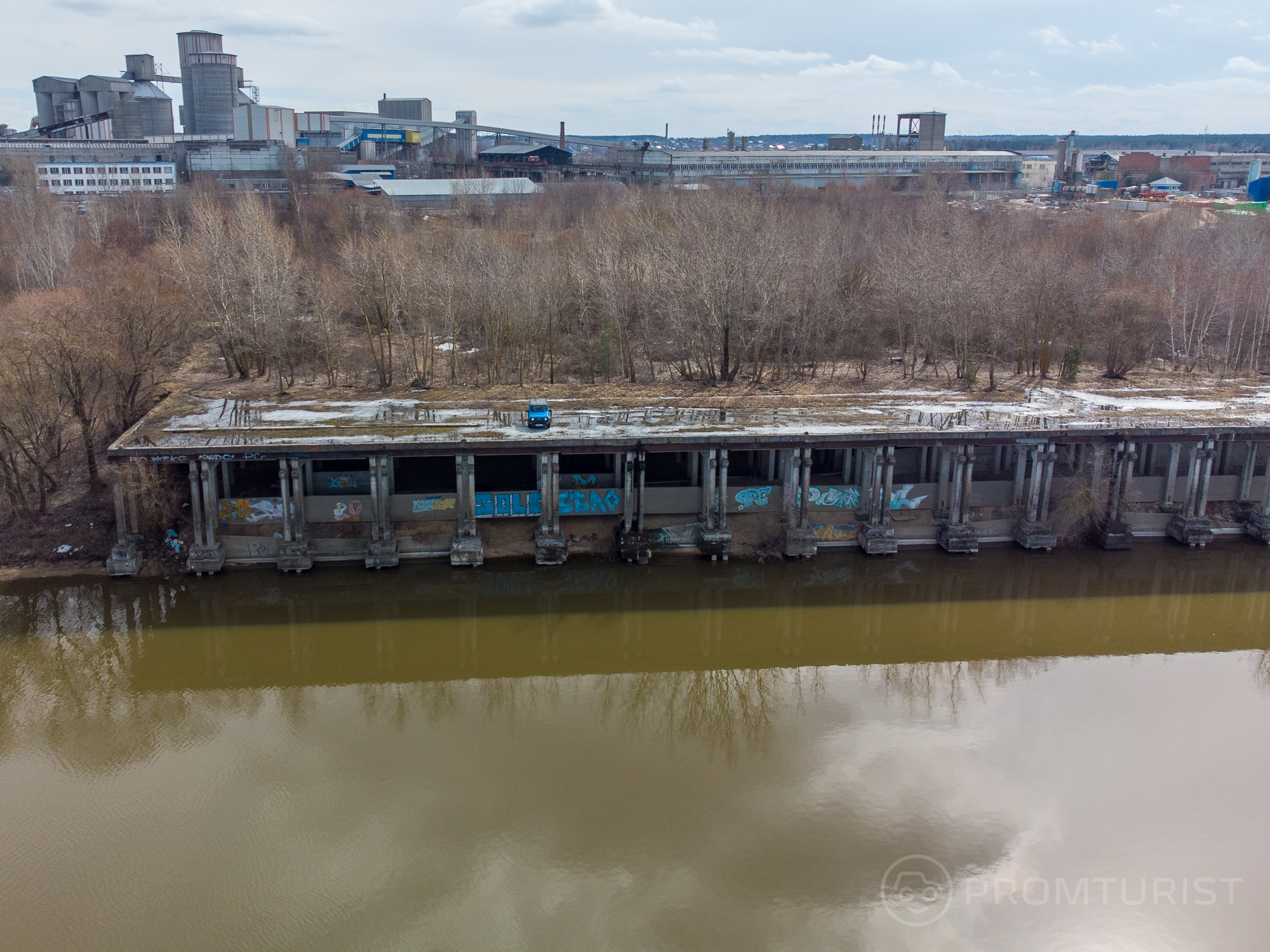 Самая большая заброшенная пристань в Подмосковье. Её длина 200 метров. Авианосец хотели швартовать (шутка)🗿🚢🌊2
