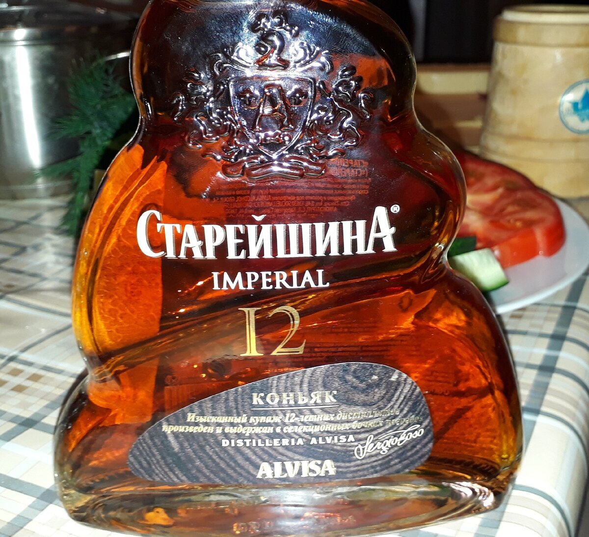 Как всегда у производителя Алвиса очень оригинальный дизайн бутылок. Бутылка Старейшина 12 сделана в виде пирамидки из камней, а не как можно подумать)))