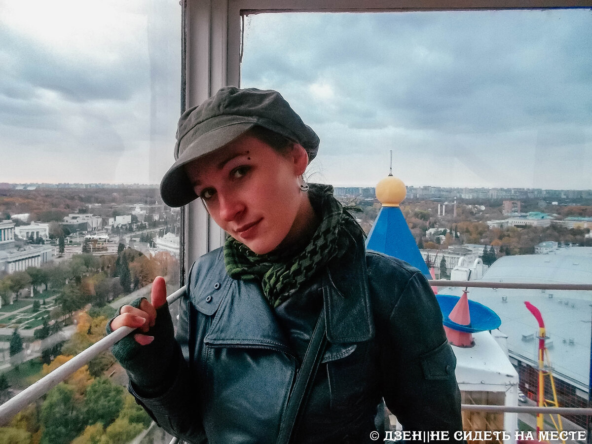 Колесо обозрения на ВДНХ, которое уже демонтировали. Фото сделано 11 лет назад