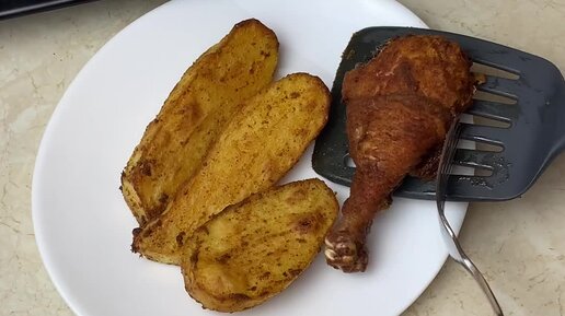 Чесночная курица с картошкой в духовке