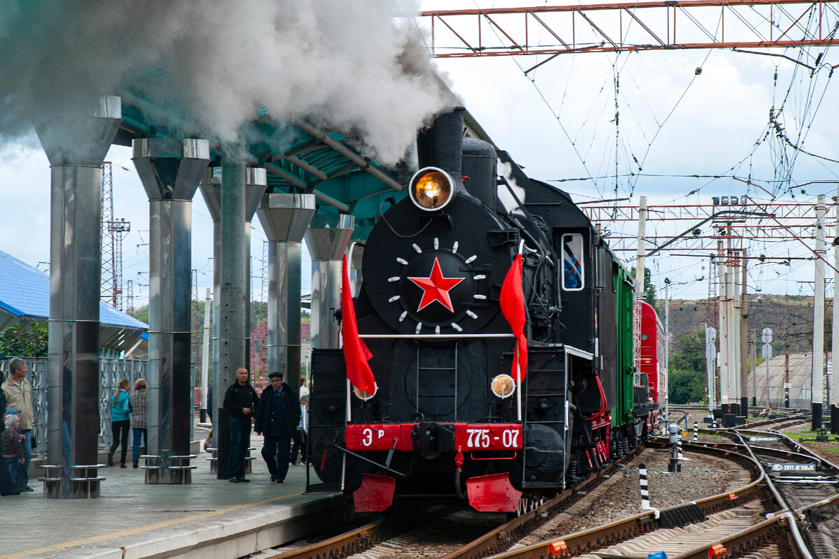Паровоз Эр775-07 с ретро-поездом на станции Донецк. 7 сентября 2013 года. 
