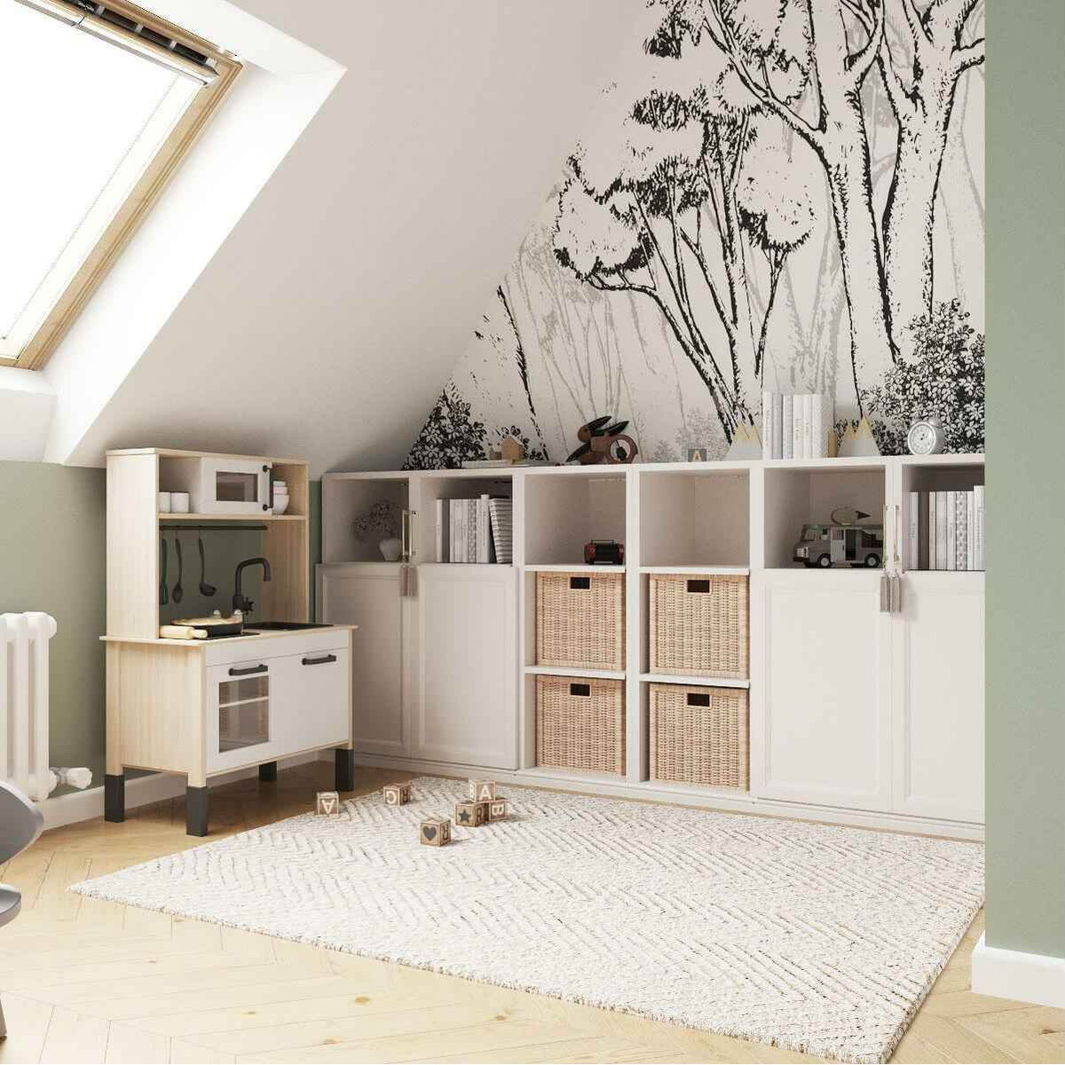 Белый стеллаж рядом с разрисованной стеной