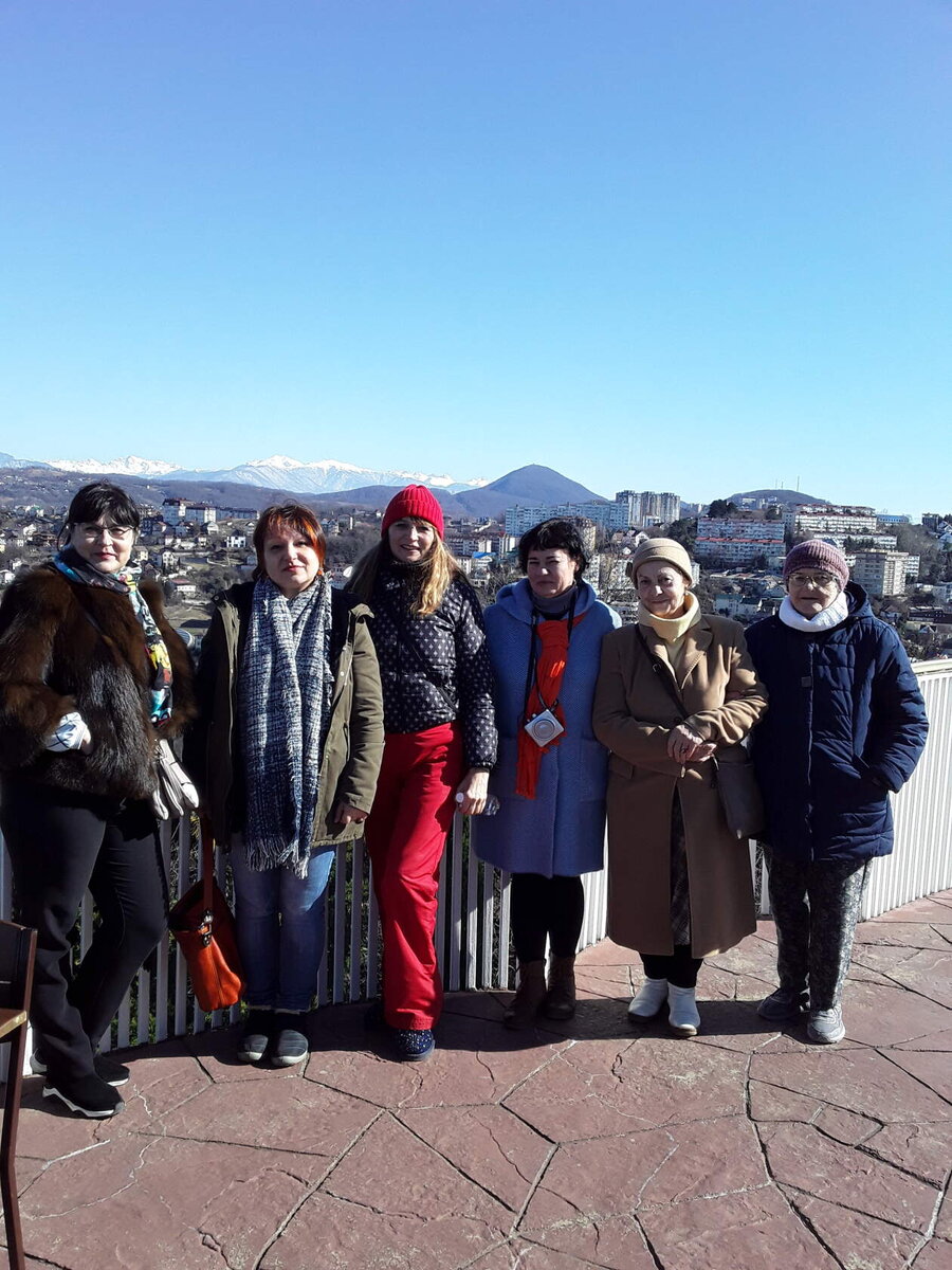 На фото: участники экскурсии "Я встретил Вас...в Сочи". Башня "Роза ветров" на г.Батарейка