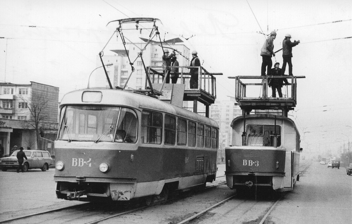 Tatra T3SU, вагоны-вышки «ВВ-3» и «ВВ-4», Ульяновск, улица Минаева, середина 1980-х годов. Фотография © Из архива МУП «УЭТ» 