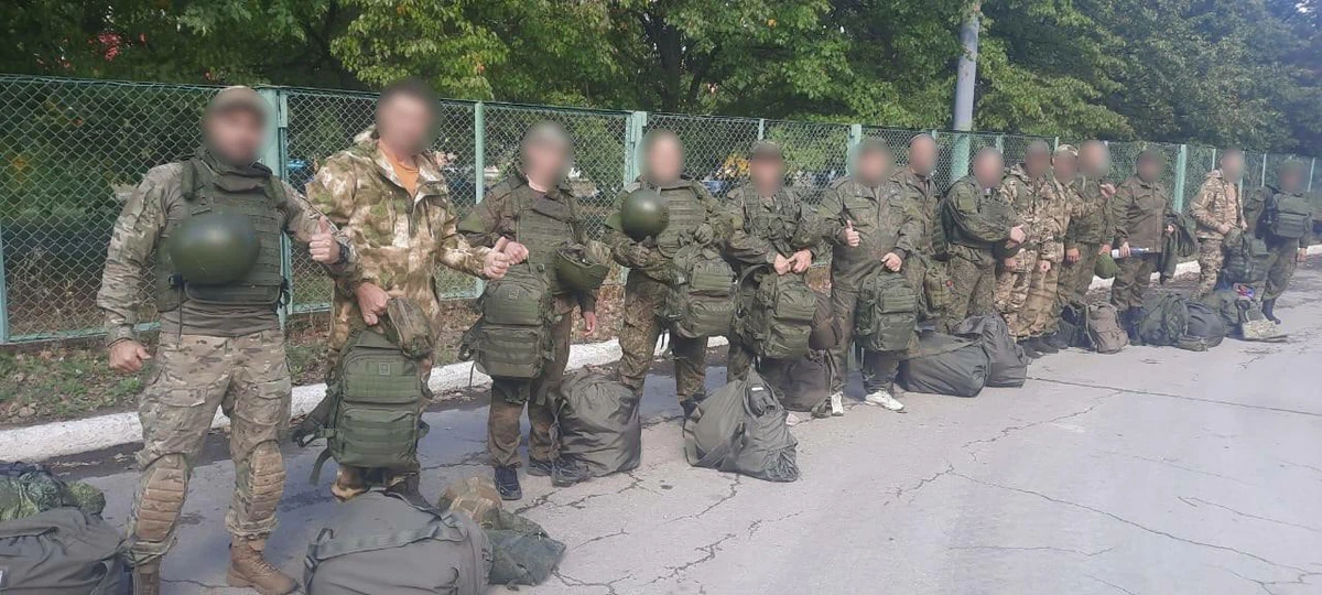 Орловские участники сво. Украинские военные в своей. Военнослужащие в зоне сво. Бронежилет для спецоперации. Боец ОМОНА.