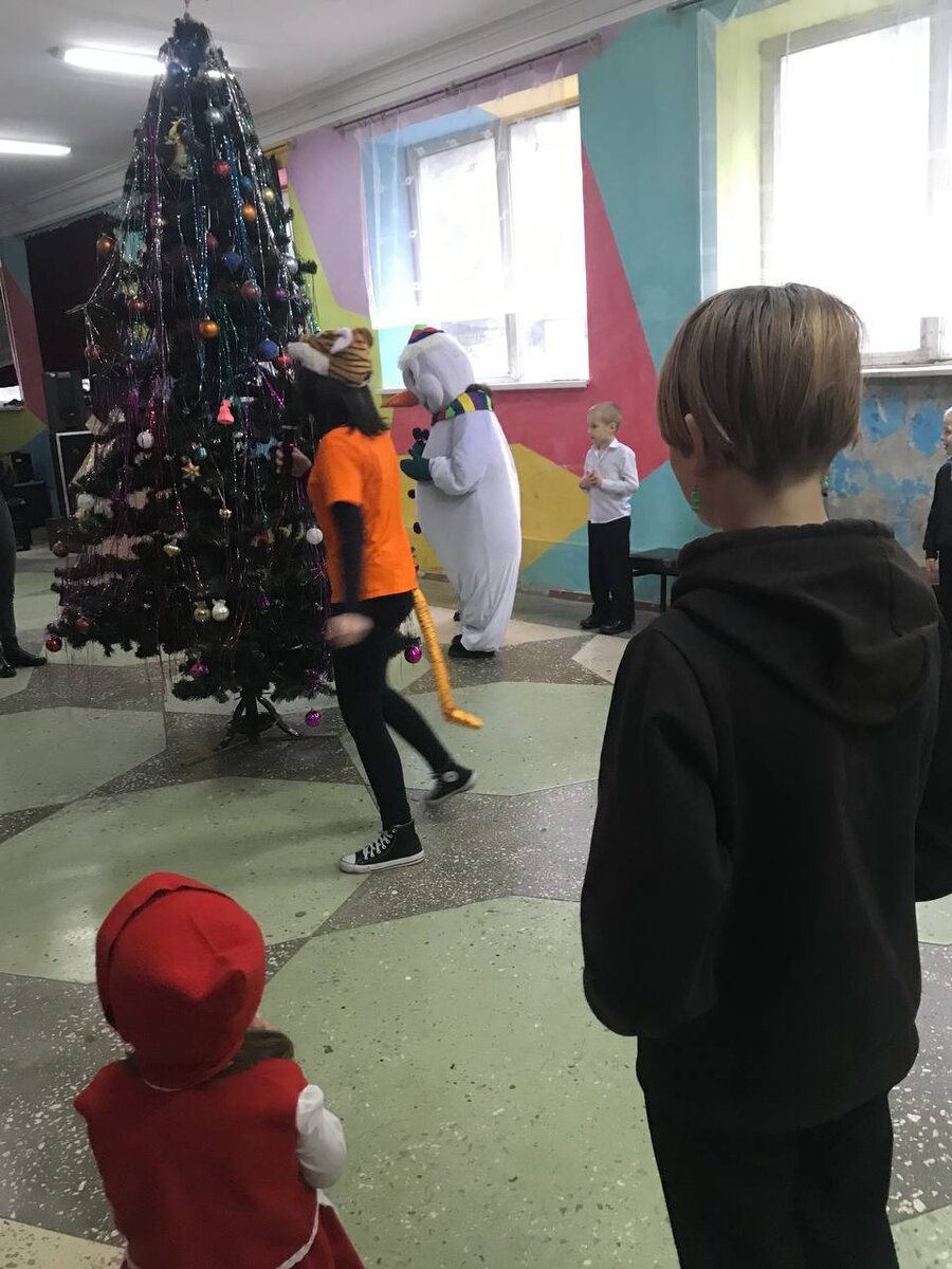 Хвост мы вместе сделали)) Я сшила ( внутри пояс от халата, который пришлось обрезать немного), а Эвелина разрисовала.