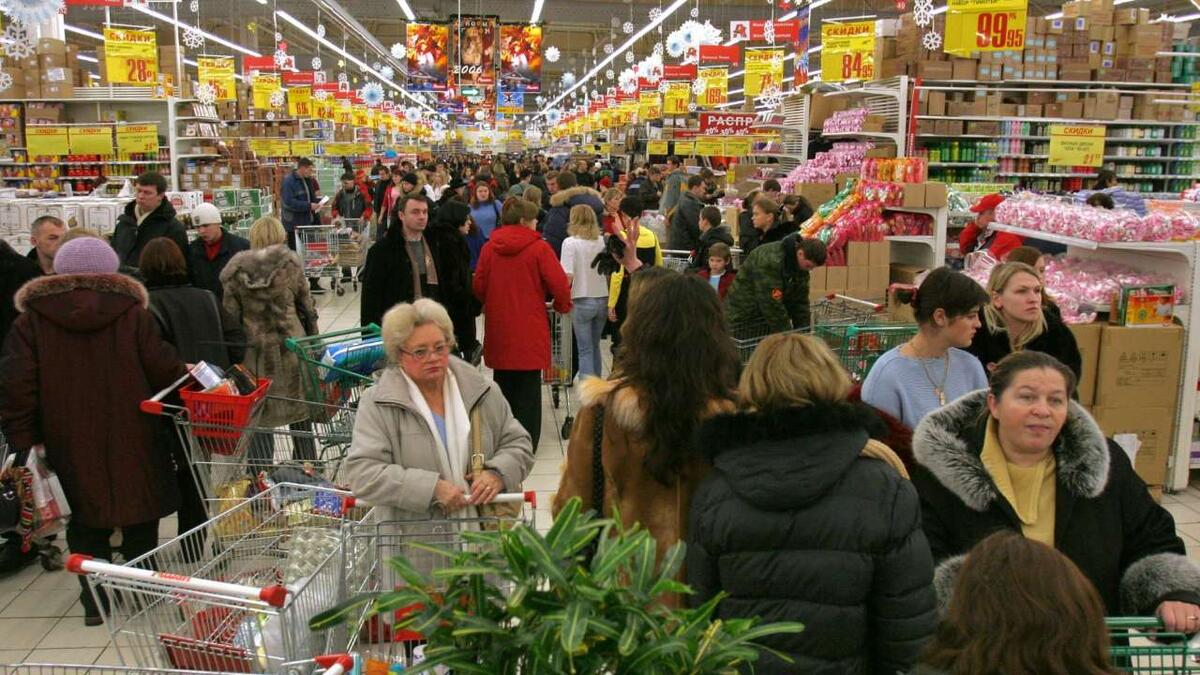    Россияне рекордно экономят перед новогодними праздниками.