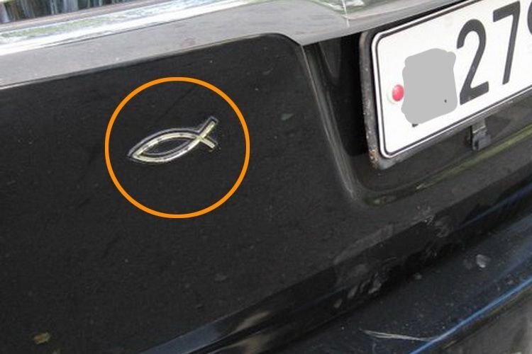     Наклейка с подвохом: что означает фигурка в виде рыбы на бампере автомобиля?