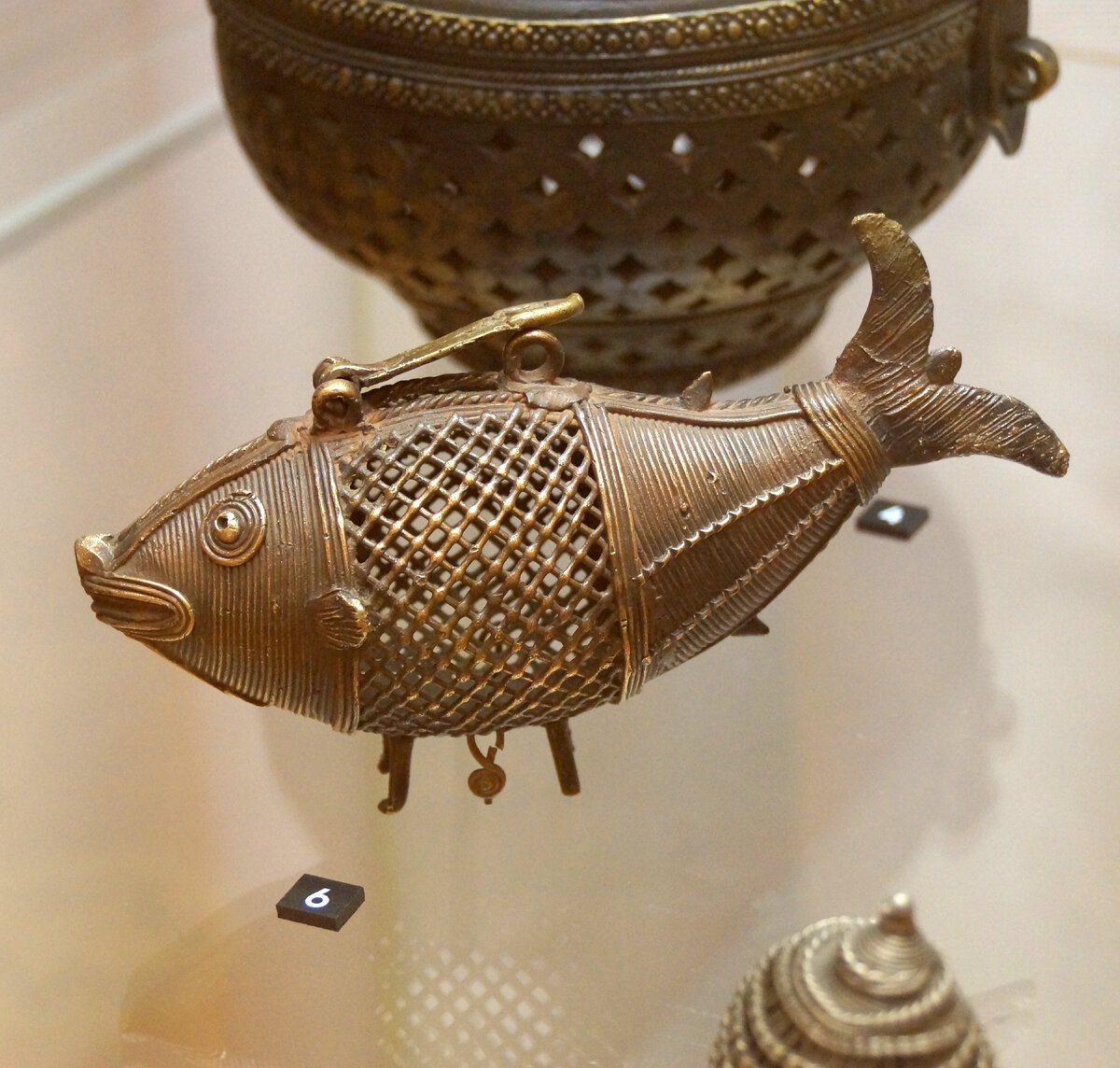 Дхокра. Индия, XX в. Выставка "Дхокра: небесное и земное в традиционной бронзе индийских племён"18 ноября 2022 - 15 января 2023 гг. ГМВ, Москва. Фотография автора.