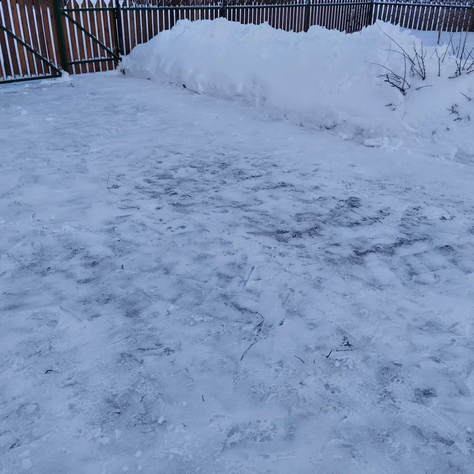 Двор, вычищенный от снега