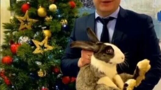     Депутат Госдумы, заместитель председателя по экологии Владимир Бурматов заявил, что не поддерживает ту форму новогоднего поздравления россиян, которую использовал депутат Волгоградской городской думы, член партии «Единая Россия» Алексей Зверев.