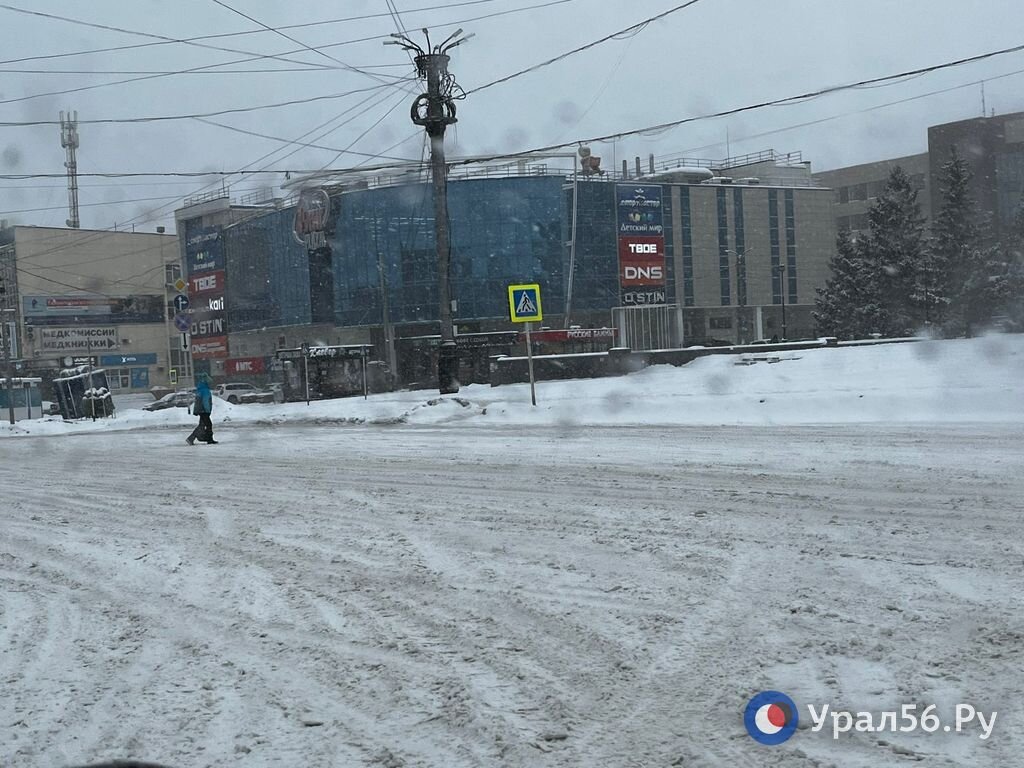 Дороги Орска превратились в кашу, но их очищали от снега. В мэрии просят  убрать автомобили с обочин (видео) | Урал56.Ру | Оренбург, Орск - главные  новости | Дзен