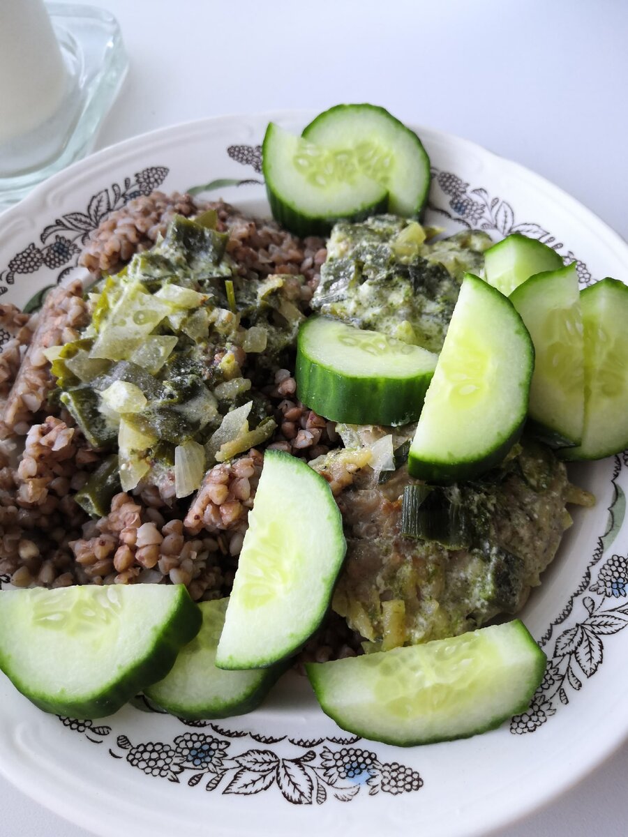 Гречка с котлетами и соусом песто.