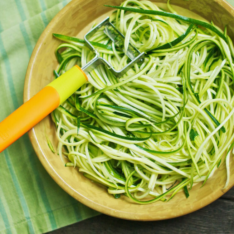 Паста из цуккини. Заправляют обычно томатным соусом или салатным дрессингом