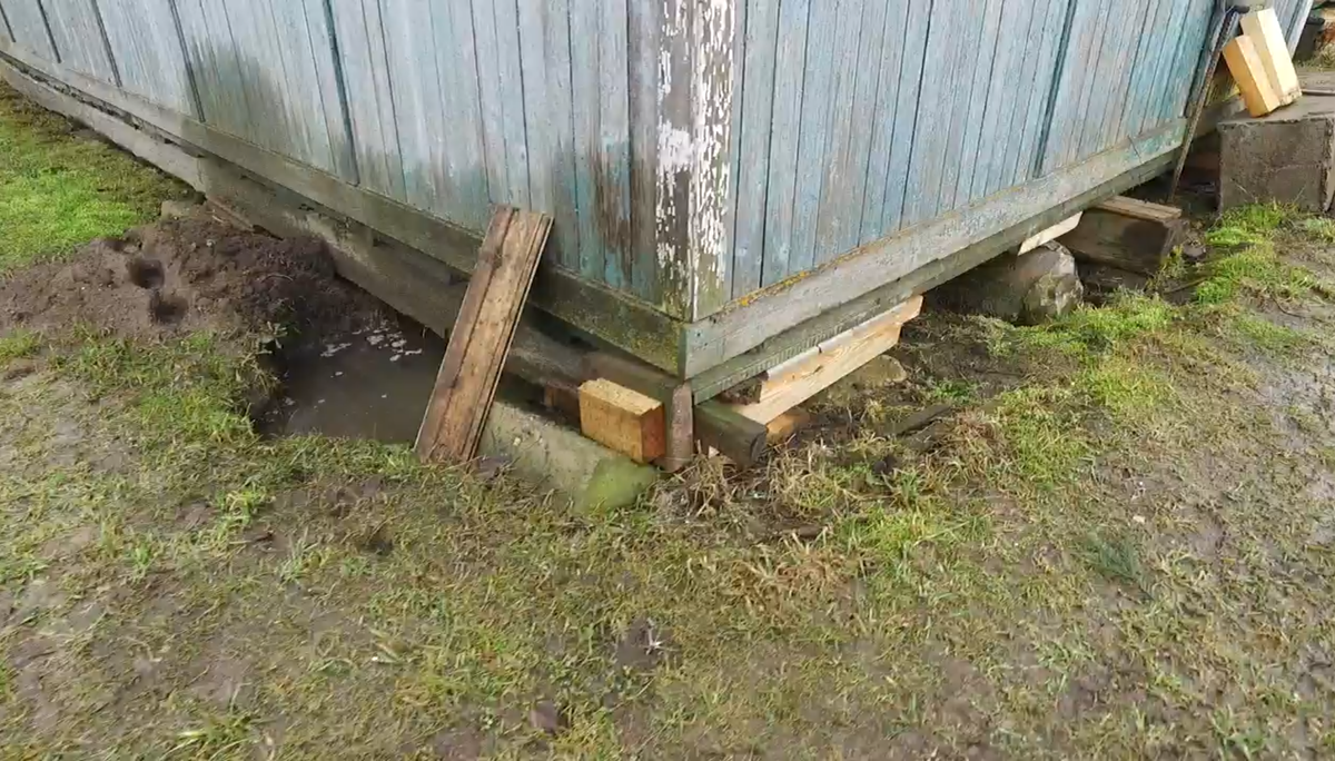 Обвязка лежала на земле, тк блоки  утонули в земле, а местами и вовсе прокрутились 