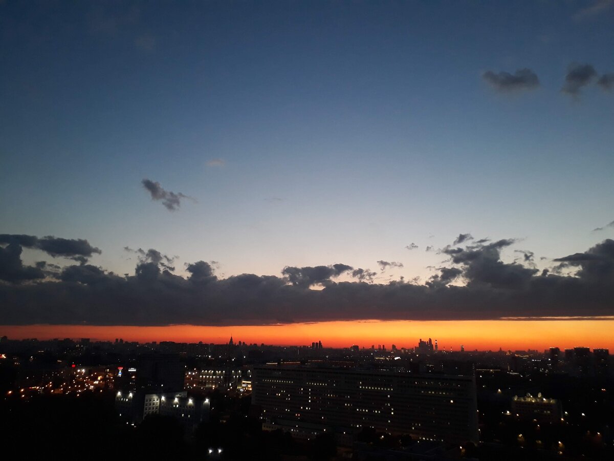 Продолжаю снимать закатное небо над Москвой, ничего не могу с собой поделать:)