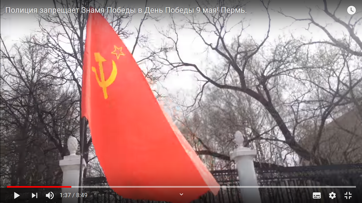 Правда несёт он не Знамя Победы, а просто советский флаг. По закону Знаменем Победы является только штурмовой флаг 150-й ордена Кутузова II степени Идрицкой стрелковой дивизии. Скриншот видео https://youtu.be/ViqUbMfQ