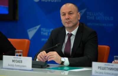 
«Всегда у нас в стране осенью и весной вспышки простудных заболеваний. Вот сейчас делать надо так, чтобы эти вспышки — иногда по полкласса дома сидят — проходили незаметно для тех даже, кто болеет, без ущерба. Чтобы он мог подключиться к родному классу, посмотреть, как проходит урок, и даже поучаствовать в уроке», — сказал чиновник.