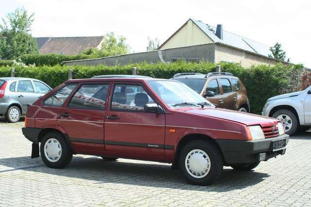 Ещё один балл в сторону "Baltic" - шильдик с одноименной надписью. 