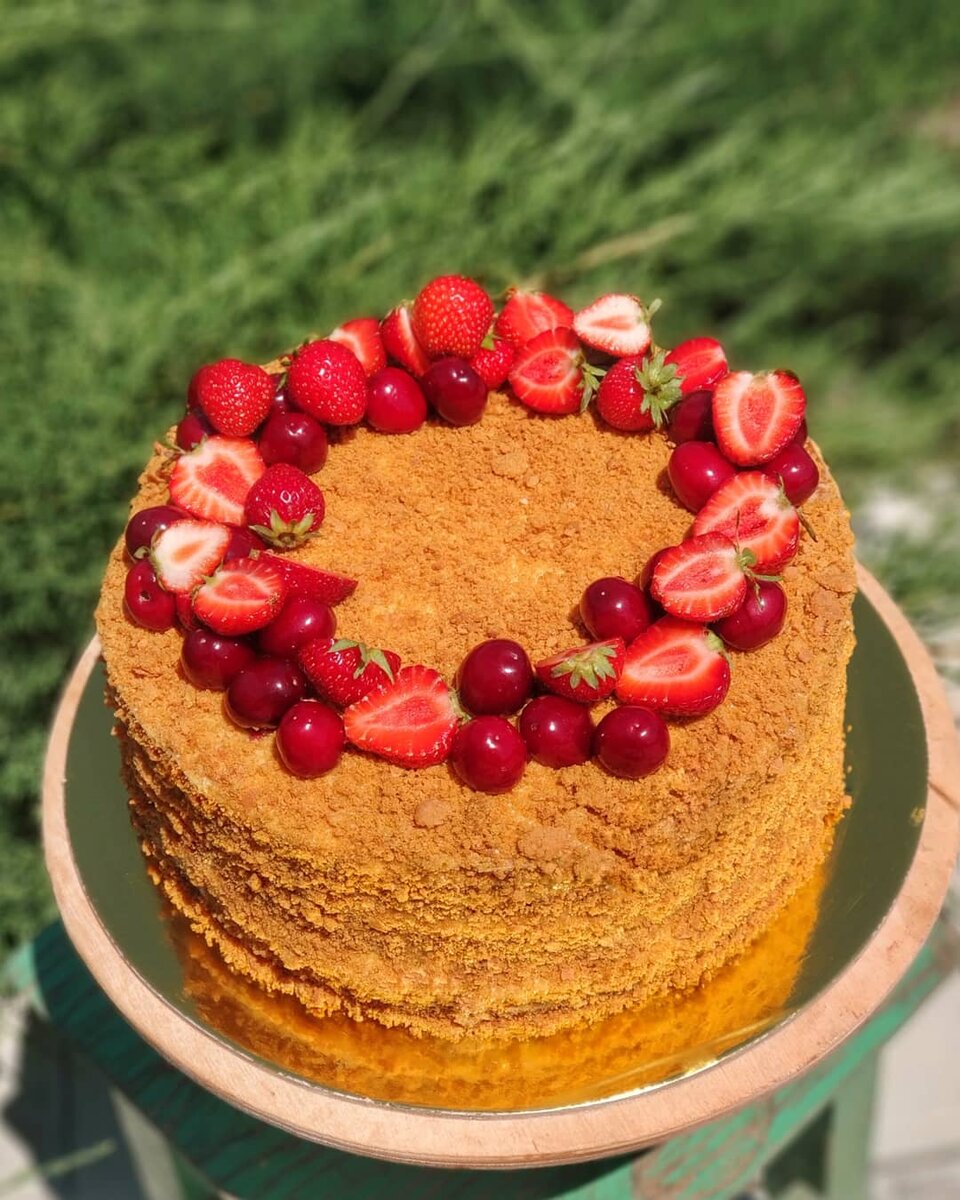 Медовик с ягодным декором