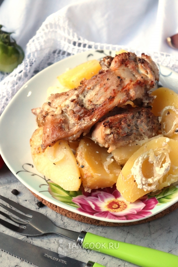 Картофель - 1,2 кг Кролик (любые его части) - 400-500 г
Лук - 1 шт.
Соль, чёрный молотый перец - по вкусу
Приправа к мясу - 1 ч.л.
Чеснок - 1 зубок
Сметана - 4 ст.л.
Вода - 50 мл
