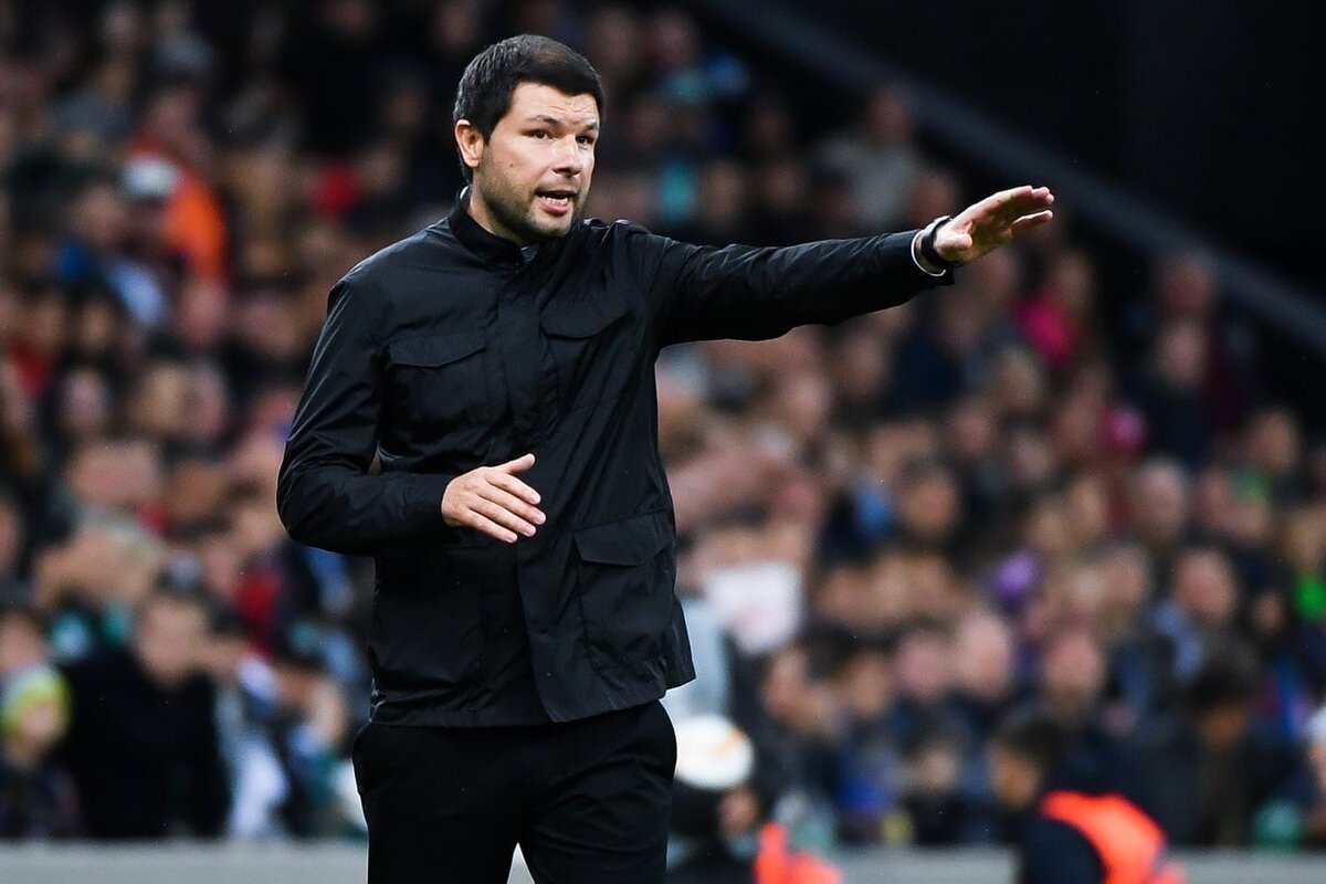 Главный тренер «Краснодара» Мурад Мусаев поделился ожиданиями от матча с «Зенитом» в 26-м туре чемпионата России.

«Нас это не волнует, что «Зенит» может стать чемпионом в нашем следующем матче. Мы сосредоточены на своей игре.

Это топ-матч, на него никого не нужно настраивать. Ждем с нетерпением! Главное – восстановиться и подойти к нему во всеоружии», – сказал Мусаев.

«Зенит» может досрочно стать чемпионом в воскресенье, если обыграет в гостях «Краснодар», а «Локомотив» потеряет очки в матче с «Сочи».