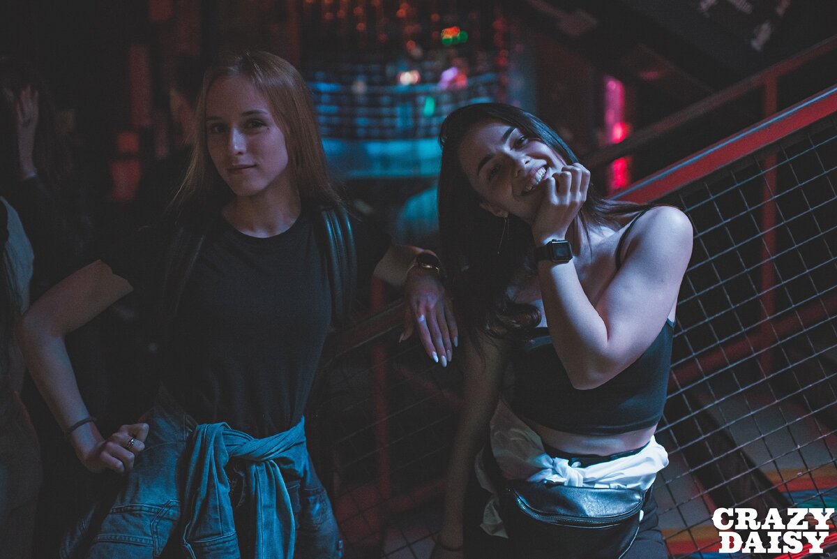 девочки в баре. она снова у входа в наш клуб. бугай у входа в клуб. нилетто певец 2021. паб битлз тула.