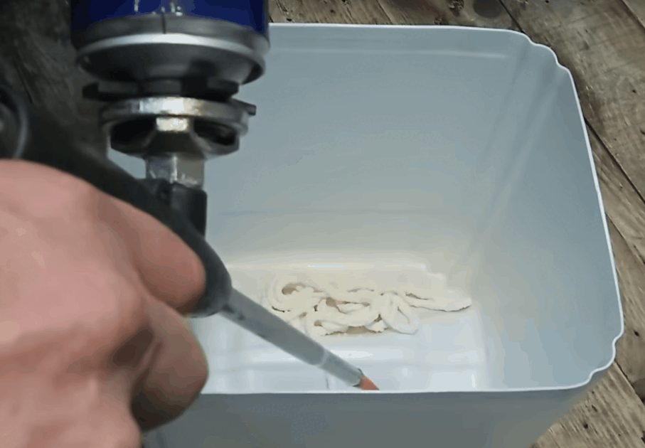 Приклеиваем монтажной пеной