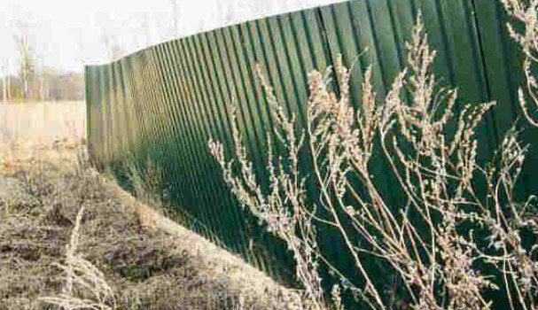 Вид забора после зимы.