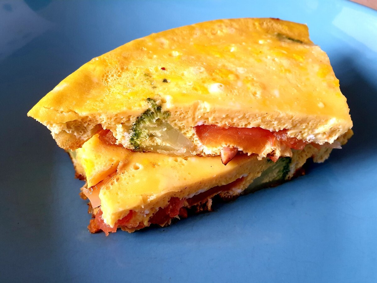 Фриттата с брокколи, томатом и ветчиной