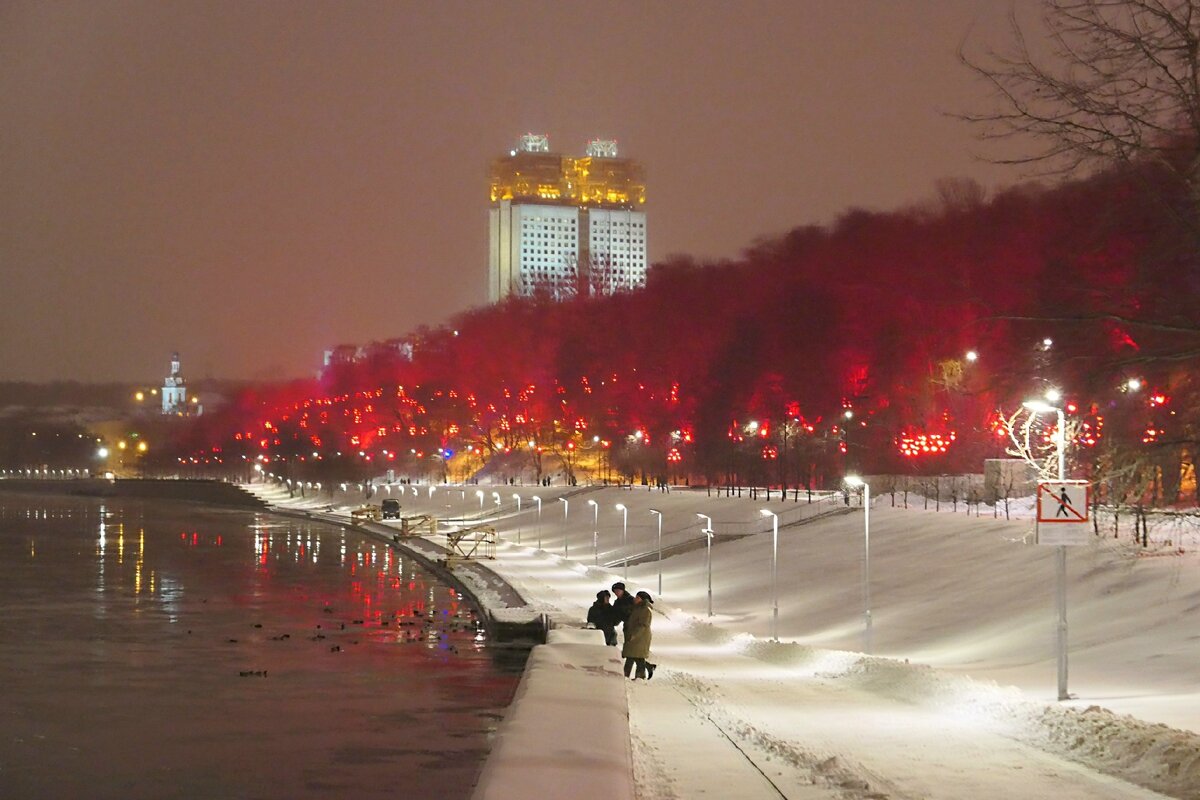 Освещение Воробьевых гор в Москве