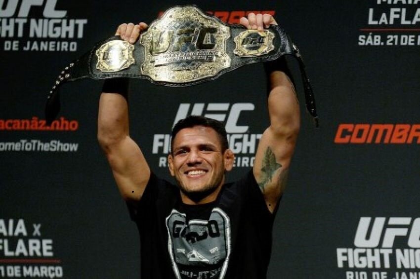 Рафаэль в качестве чемпиона UFC