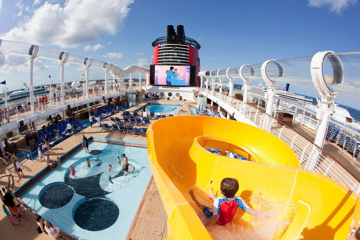 Детские лайнеры. Disney Magic круизный лайнер. Круизный лайнер Disney Dream. Лайнер Дисней круиз. Круизного лайнера мечта Диснея.