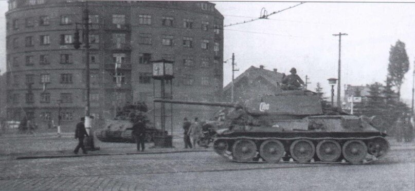 Прага, боевые машины 31-го танкового корпуса
 