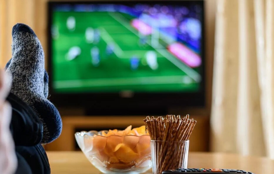 Сидячий образ жизни, гиподинамия, вредный отдых, фастфуд, отсутствие движения.