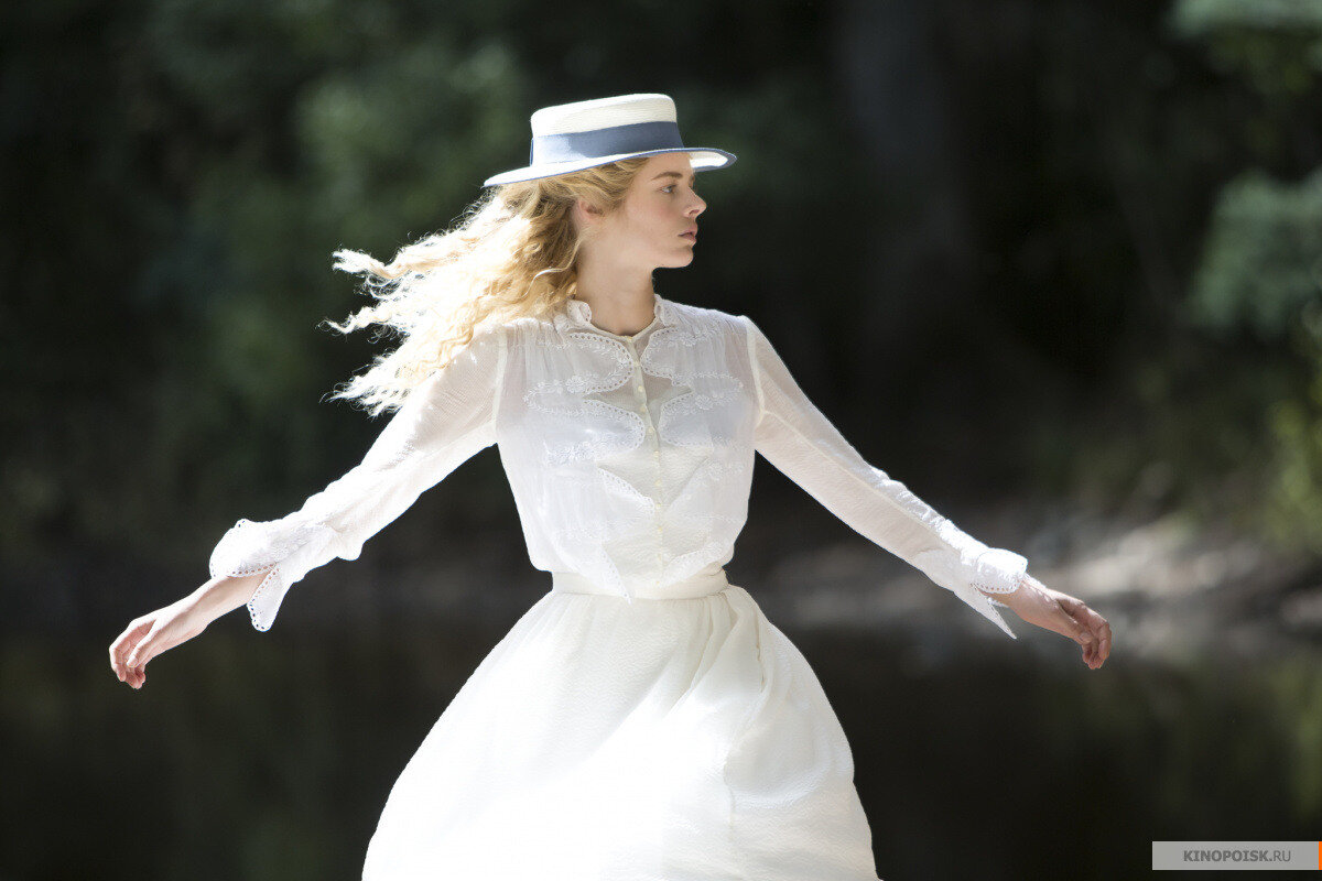 Кадр из  сериала Пикник у висячей скалы  2018 г.,  выдержан в духе живописи прерафаэлитов, хотя стилистически близок к ретро-панку