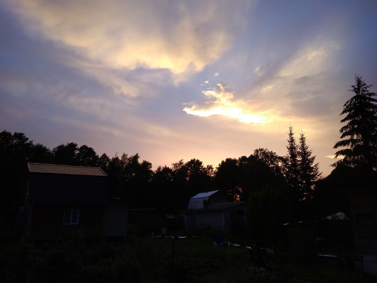 Фото моё. Это вечером такой красивый вид. Сидя на крылечке, можно любоваться небом и как солнышко уходит...