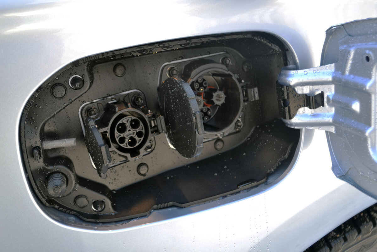 Лючок для зарядки батареек. На полную "заправку" уходит 4 часа.