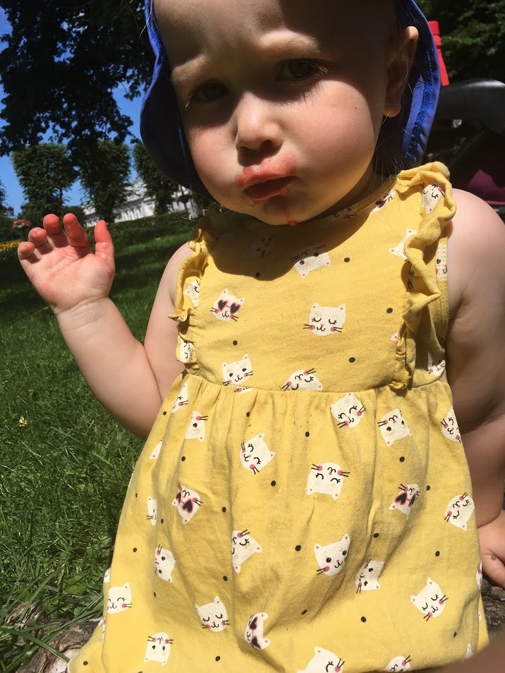 Мама, ты фоткаешь меня? Фоткаешь? Показывай