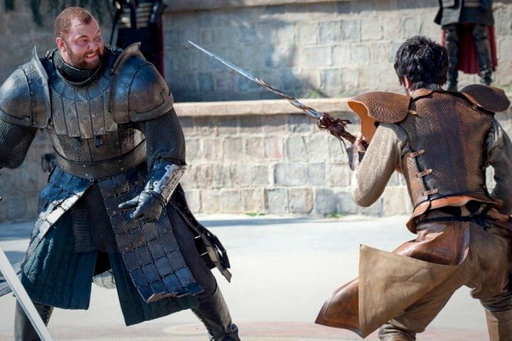 Из всех ужасных сцен смерти в "Игре престолов" эта, возможно, сделала нас самыми физически больными. Принц Оберин Дорнский сражается против Сира Грегора Клигана (он же Гора) в битве, чтобы определить, будет ли Тирион жить или умрет. Почему? Потому что именно так вершится правосудие в Вестеросе, ясно? Оберин считает, что гора убила его сестру и ее детей, поэтому он очень зол и прыгает со своим отравленным копьем, как разъяренная лягушка. Сир Грегор, честно говоря, был совершенно безразличен. Оберин получает удар! Очень ощутимый удар! Потом еще один. Потом он становится самоуверенным. И когда он расхаживает вокруг чудовищного тела Сира Грегора на земле, требуя признания, сир Грегор сбивает его сног, после выколов ему глаза и проломив череп голыми руками убивает его. Бедный Тирион.